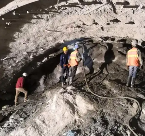 贡井隧道拱顶带模注浆料，微膨胀注浆料的特点及施工工艺
